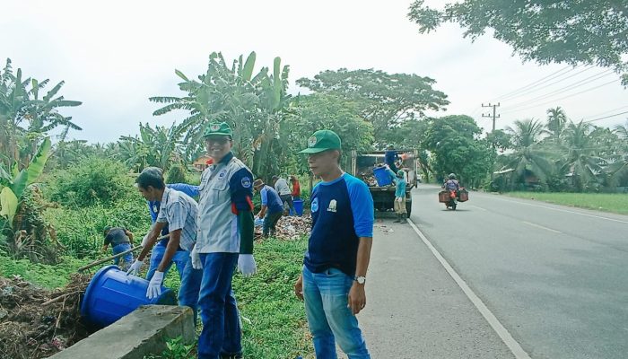 DLH Aceh Besar Bersihkan Tumpukan Sampah di Seputaran Pasar Lampakuk
