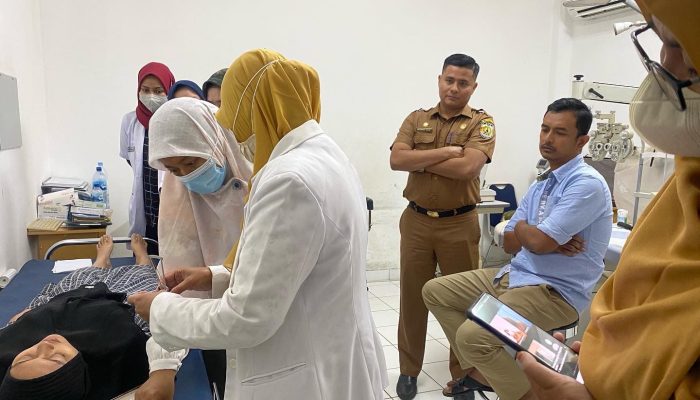 Arief Khalifah Fasilitasi Pemeriksaan Mata Bagi Remaja Penderita Glukoma