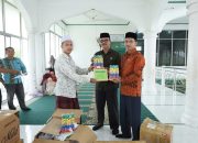 Ketua DPRK Banda Aceh Farid Nyak Umar Serahkan Bantuan APE Kepada Sejumlah TPQ