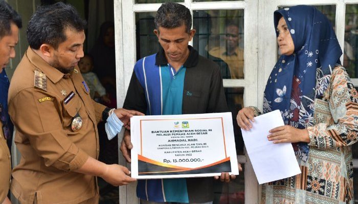 Pj Bupati Serahkan Bantuan Mensos untuk Ahli Waris Korban Banjir Brayeun