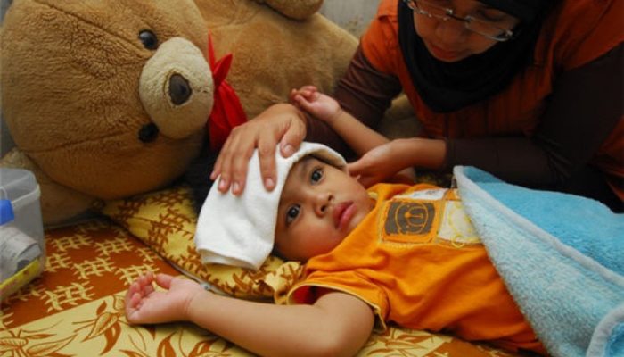 Anak Demam? Ketahui Dulu Penyebabnya, Cukupi Hidrasi-Kompres Hangat Baru Obat