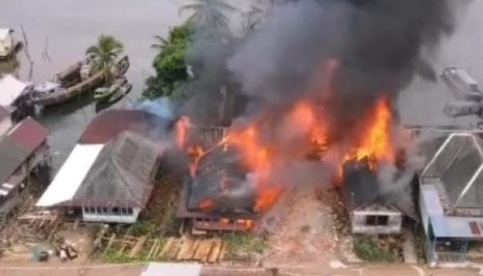 Gudang BBM dan Enam Rumah Warga Hangus Terbakar