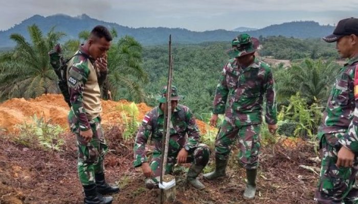 TNI dan BNPP Periksa Kondisi Patok Perbatasan Indonesia-Malaysia di Kalbar