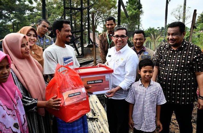 Pj Wali Kota Banda Aceh Serahkan Bantuan Masa Panik untuk Korban Kebakaran Bitai