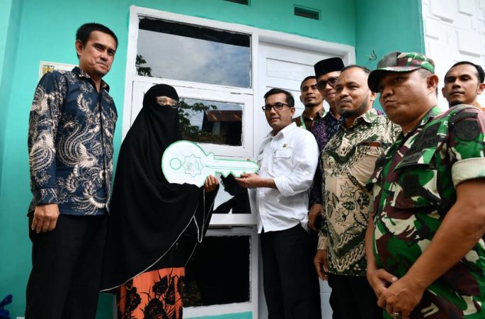 Pj Wali Kota Serahkan Rumah Bantuan untuk Warga Duafa Lhong Raya
