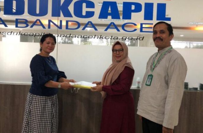 Disdukcapil Banda Aceh Serahkan 20 Keping KIA kepada TK Methodist
