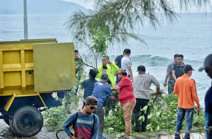 Bersama ASN, Pj Wali Kota Sabang Bersihkan Objek Wisata Taman Pantai Kasih