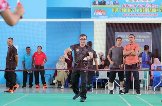 Buka Turnamen Bulutangkis HUT PGRI, Pj Wali Kota Banda Aceh Sebut Guru Pahlawan Paling Berjasa
