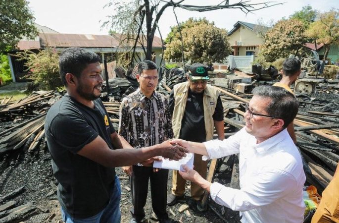 Pj Wali Kota Banda Aceh Serahkan Bantuan untuk Korban Kebakaran Lambhuk
