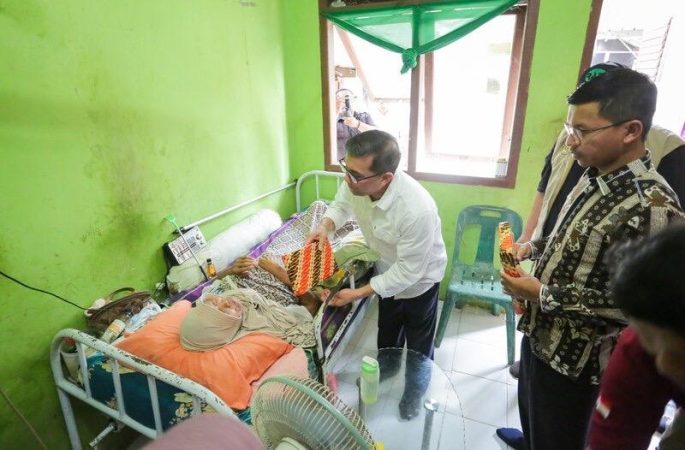 Pj Wali Kota dan Ketua DPRK Banda Aceh Serahkan Bantuan untuk Lansia Duafa di Blang Cut