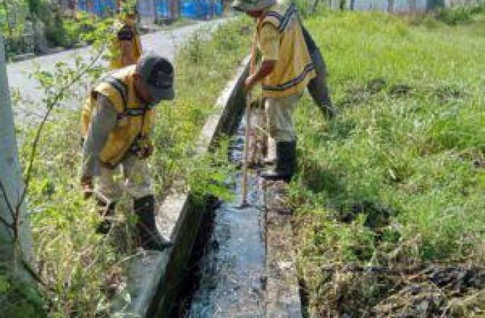 Dinas PUPR Banda Aceh Bersihkan Saluran di Punge Jurong