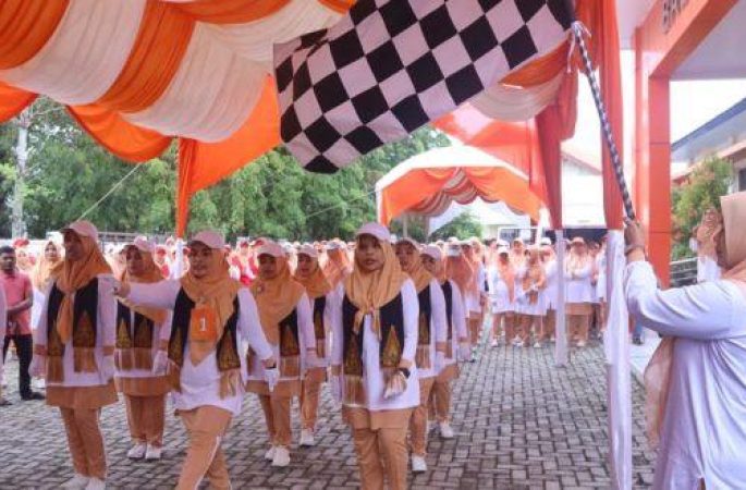 Ketua DWP Aceh Lepas Peserta Jalan Sehat HUT ke-23