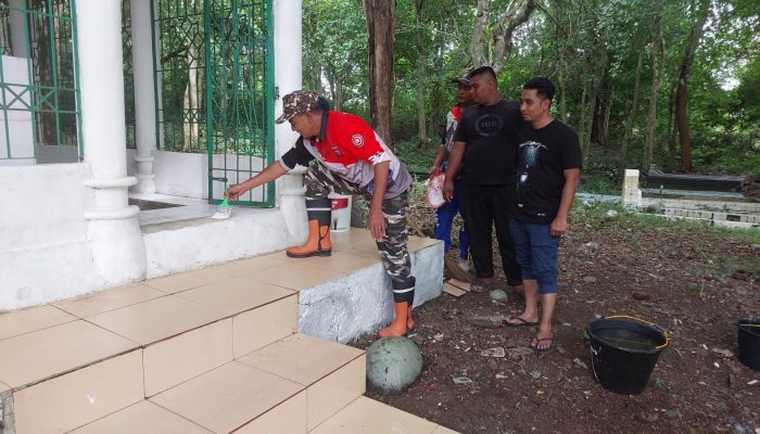Peringati Hari Pahlawan, DInsos Aceh Besar Bersihkan Makam Panglima Polem