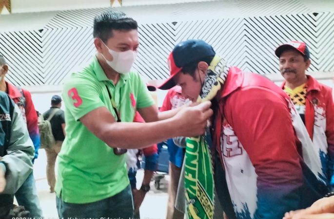 Tiba Terakhir, PB Porwanas Sambut Kontingen Aceh dengan Selempang Arema dan Persebaya