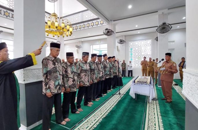 Camat Baiturrahman Kukuhkan Tuha Peut Gampong Peuniti