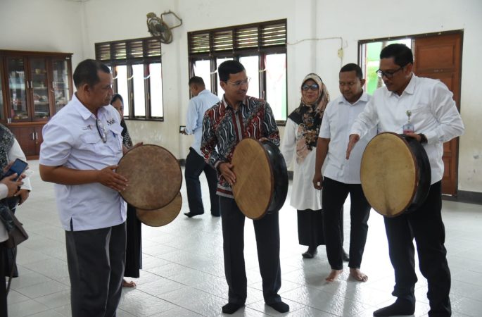 Ketua DPRK Serahkan Peralatan Rapa-i untuk Sanggar Chit Ka Geunta Beurawe