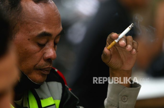 Rokok Eceran Dilarang, Ekonom: Tak Efektif Kurangi Konsumsi Perokok