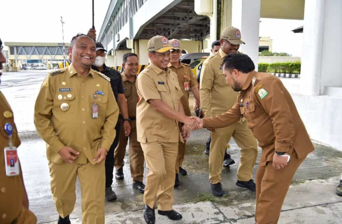 Pj Bupati Aceh Besar Dampingi Pj Gubernur Aceh Sambut Mendagri dan Menkopolhukam di Bandara SIM