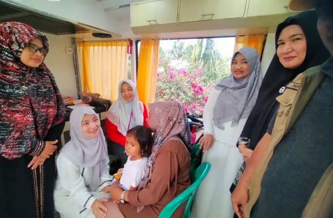 Cut Rezky Dampingi Pj Ketua PKK Aceh Sambangi Gampong Saney