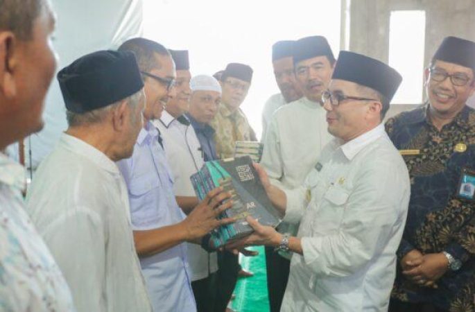 Kuatkan Nilai Syariat, Pj Wali Kota Banda Aceh Hibah Alquran ke Masjid