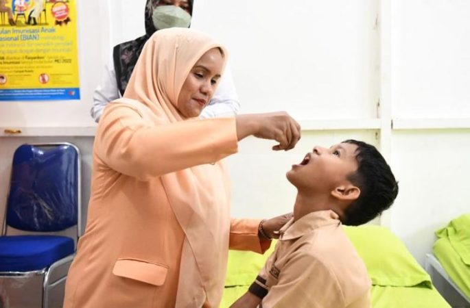 Ketua DWP Aceh Teteskan Vaksin Polio ke Pelajar SD di Banda Aceh