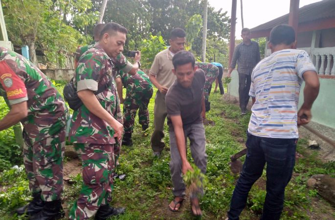 Koramil Muara Tiga Gotong Royong Bersama Masyarakat di Makam Ulama