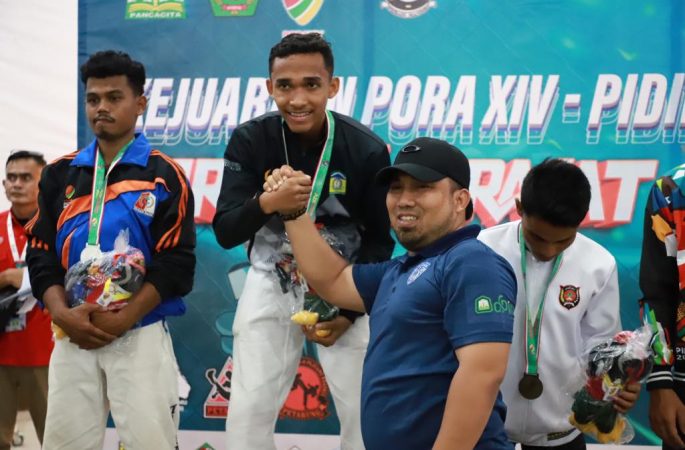 Pj Bupati Aceh Besar Kalungkan Medali Emas Tarung Derajat