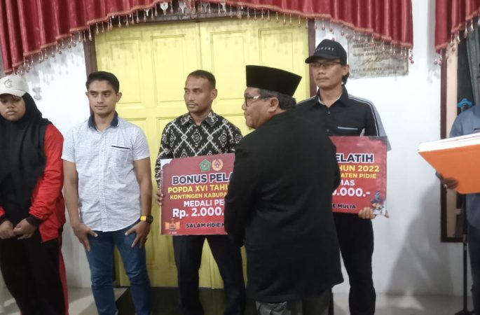 Pemkab Pidie Serahkan Bonus untuk Atlet dan Pelatih Peraih Medali Popda XVI