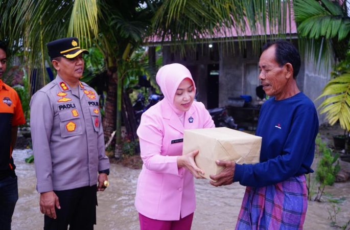 Polres Pidie Salurkan Bantuan kepada Korban Banjir