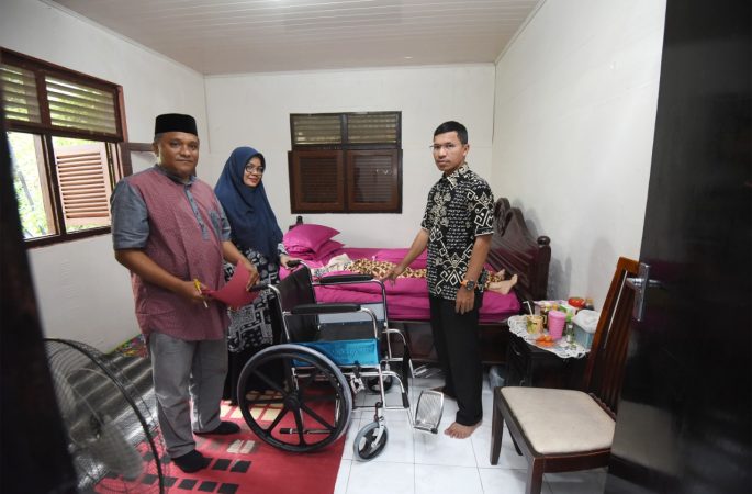 Ketua DPRK Banda Aceh Bantu Kursi Roda untuk Warga