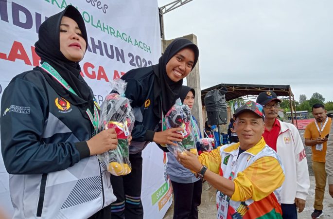 Abu Razak Kalungkan Medali UPP Pertama Atletik PORA XIV
