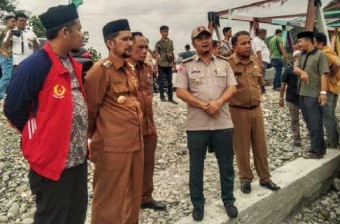Pj Bupati Tinjau Pembangunan Jembatan Penghubung Dua Kecamatan di Agara