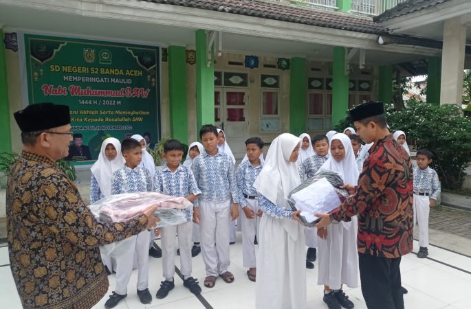 Ketua Komisi IV DPRK Banda Aceh M Arifin Bantuan Seragam Sekolah untuk Siswa Kurang Mampu