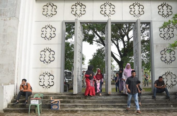 Ribuan Warga Padati Kuburan Massal Siron