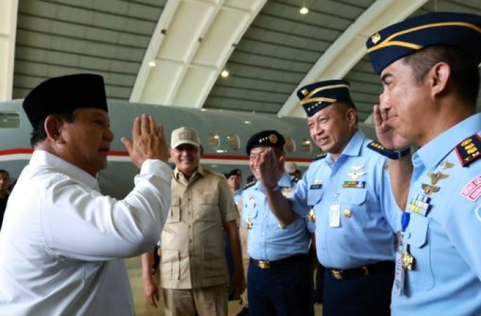 Prabowo Serahkan Dua Unit Pesawat Falcon Untuk Perkuat Skadron Udara 17 TNI AU