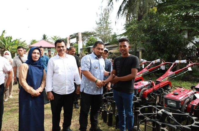 Pemkab Aceh Besar Serahkan Bantuan Traktor Untuk Petani