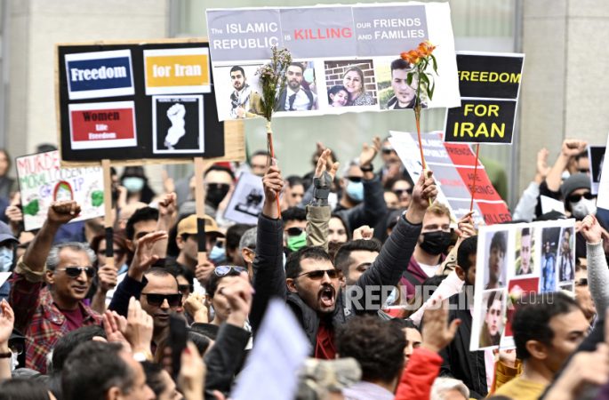Iran Wajibkan Jilbab di dalam Mobil