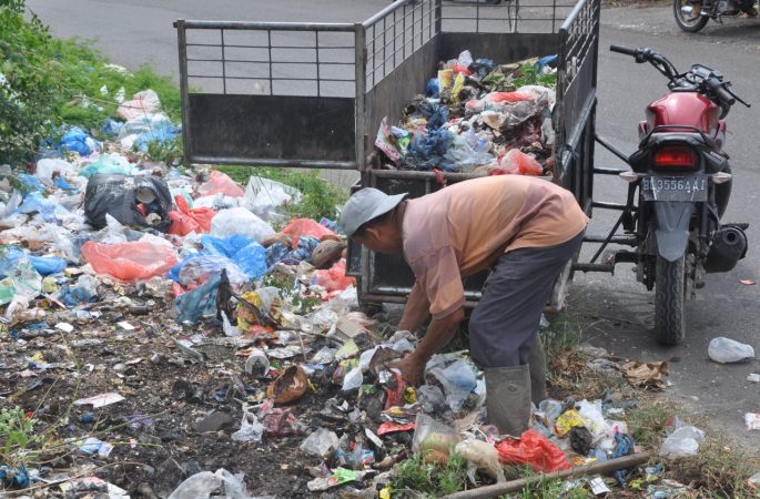 Sampah Menggunung, Keuchik Lambaro Seubun Pasang Pamflet Peringatan