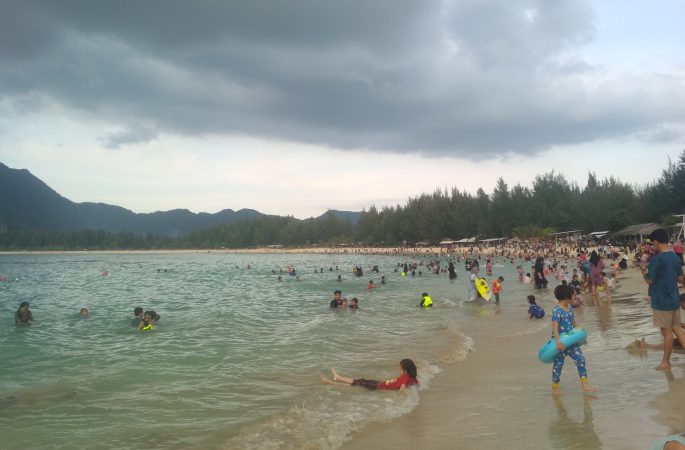 Sambut Tahun Baru, Pantai Lampuuk Padat Pengunjung