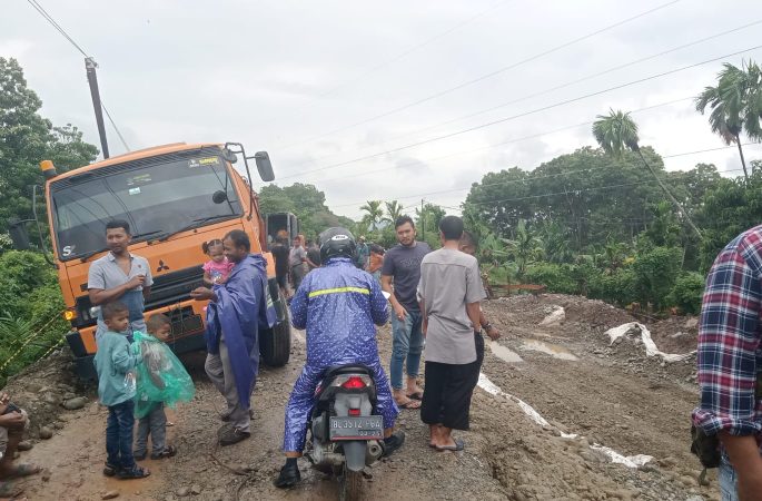 Nekat Melintas, Truk Tangki Berisi Minyak Terperosok di Jalan Longsor Simpang Beutong