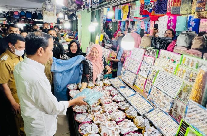 Tiba di Pekanbaru, Presiden Tinjau Aktivitas Perdagangan