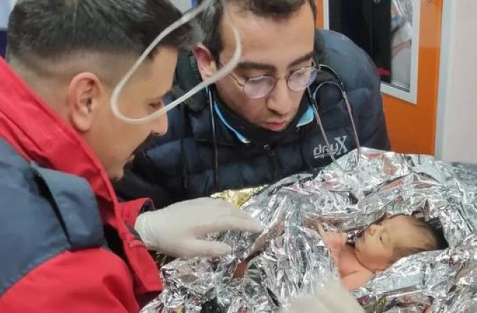 Ibu dan Bayi Baru Lahir Selamat Usai 4 Hari Bertahan di Bawah Puing Gempa Turki