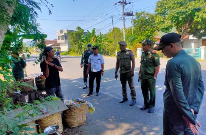 Patroli Rutin, Satpol PP dan WH Aceh Besar Ingatkan Pedagang Buah untuk Jaga Ketertiban