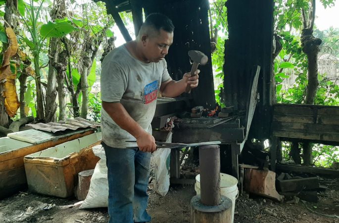 Geliat Usaha Pandai Besi Ditengah Perkembangan Zaman