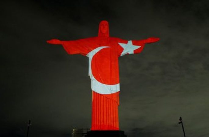 Patung Yesus di Brasil Berikan Penghormatan untuk Korban Gempa Turki dan Suriah