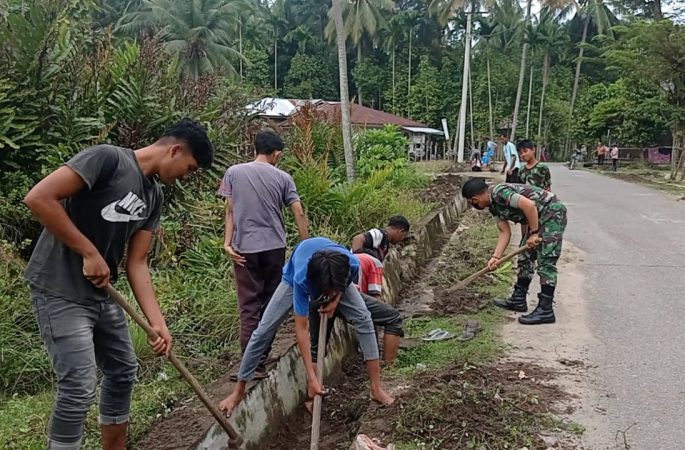 Babinsa Ulim Gotroy Bersihkan Drainase dan Jalan Bersama Warga Meunasah Krueng