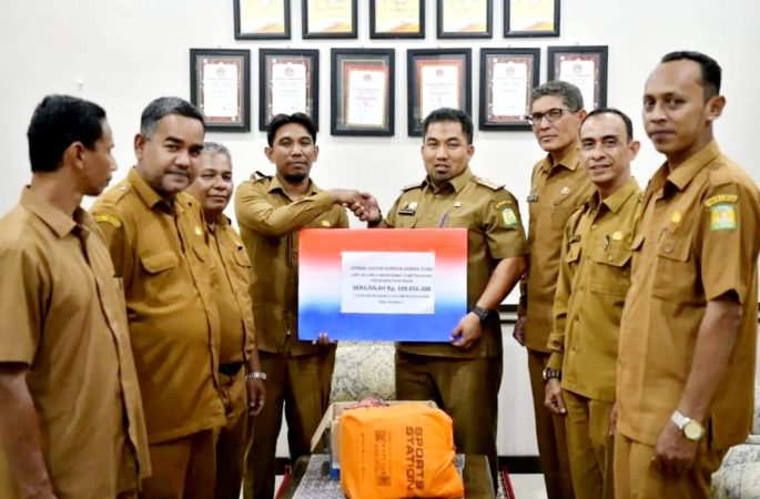 Keluarga Besar Disdikbud Aceh Besar Serahkan Donasi untuk Korban Gempa Turki