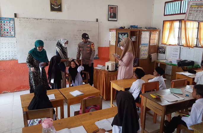 Personil Polsek Geumpang Dampingi Petugas Kesehatan Tetes Manis Polio