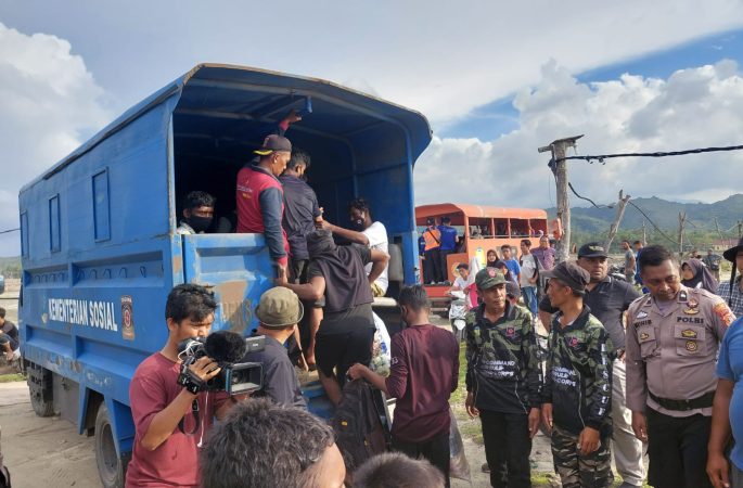 Dinsos Aceh Besar antar Bantuan dan Angkut Pegungsi Rohingya ke Penampungan di Ladong