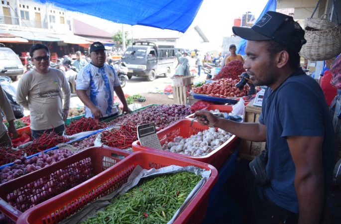 Sulaimi Tinjau Harga Kebutuhan Bahan Pokok di Pasar Lambaro